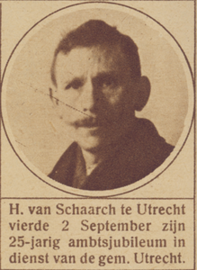 870206 Portret van H. van Schaarch, die 25 jaar in dienst is bij de gemeente Utrecht.Vermoedelijk is de achternaam ...